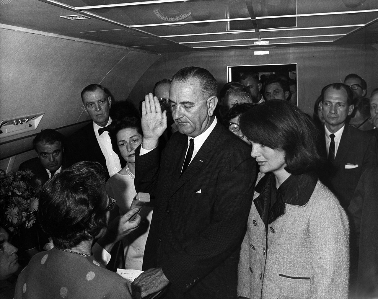 Lyndon_B._Johnson_oath_November_1963.jpg